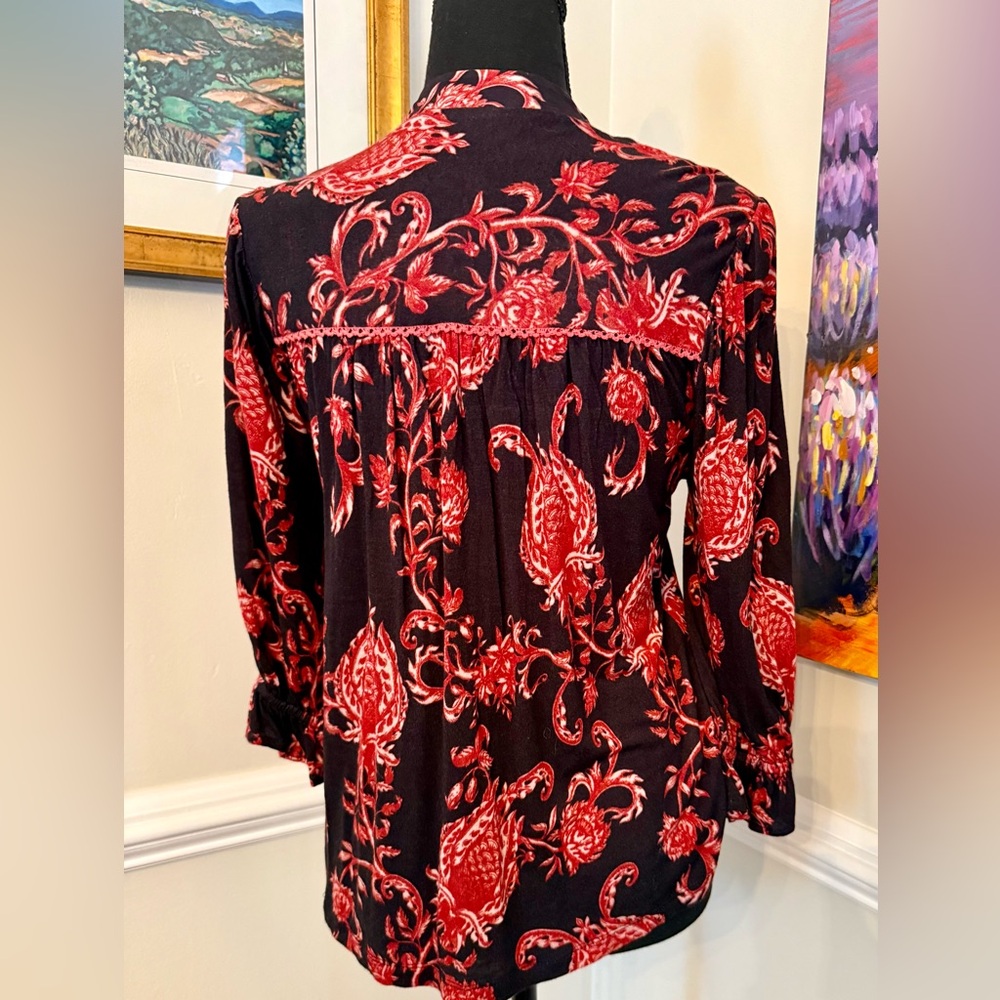 Blank NY XS Black and Red Paisley Top PTP 20” - Picture 3 of 4
